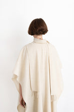 Charger l'image dans la galerie, Le poncho en laine