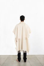 Charger l'image dans la galerie, Le poncho en laine