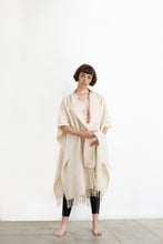Charger l'image dans la galerie, Le poncho en laine