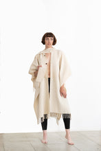 Charger l'image dans la galerie, Le poncho en laine