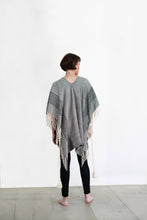 Load image into Gallery viewer, &lt;transcy&gt;Black snake print poncho&lt;/transcy&gt;
